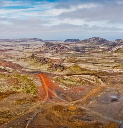 Landschaft in Island, durchzogen von einer Straße