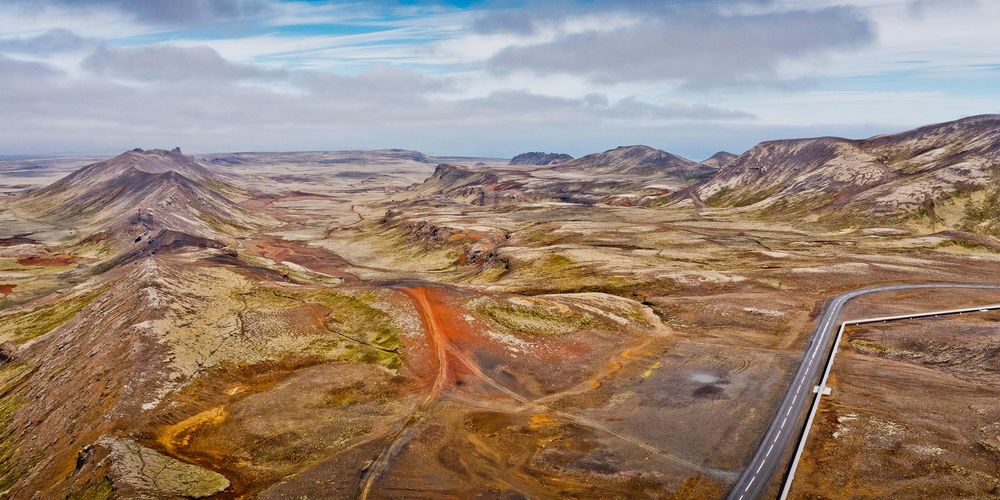 Landschaft in Island, durchzogen von einer Straße