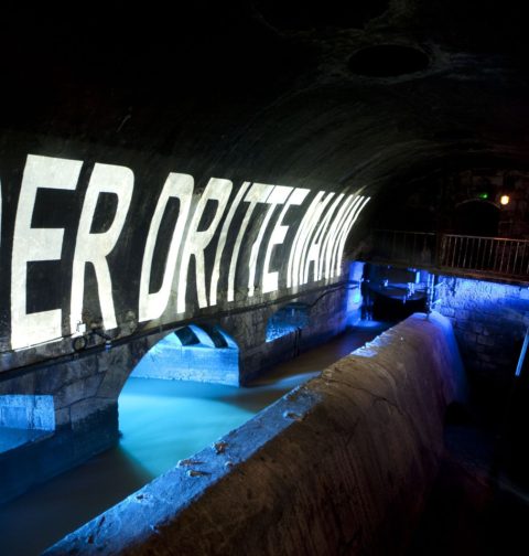 Unterirdischer Gang mit Schriftzug "Der Dritte Mann" an der Wand