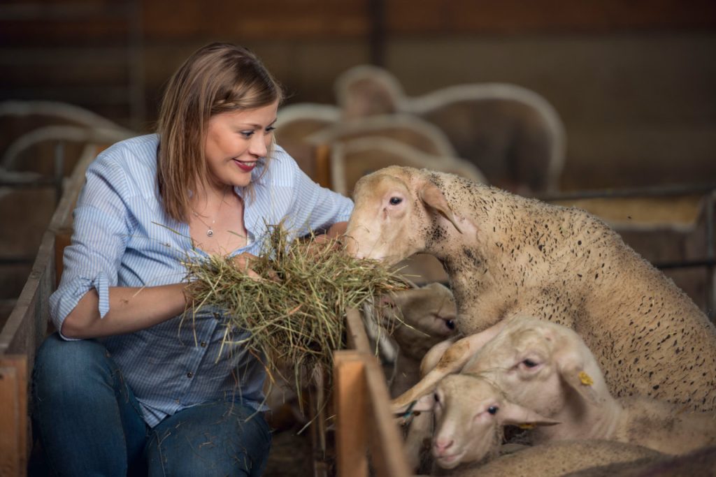Die Käsemacher-Chefin Doris Ploner mit Schafen