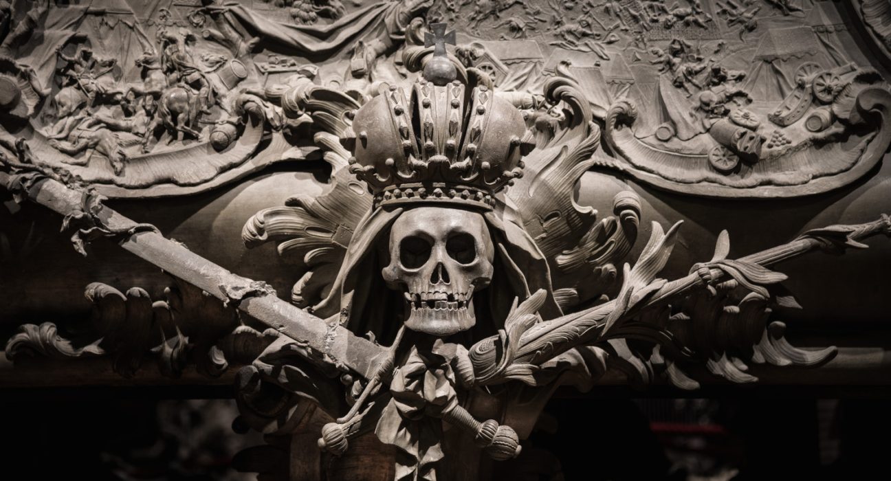 Schädel auf dem prunkvollen Doppelsarkophag in der Maria-Theresien-Gruft