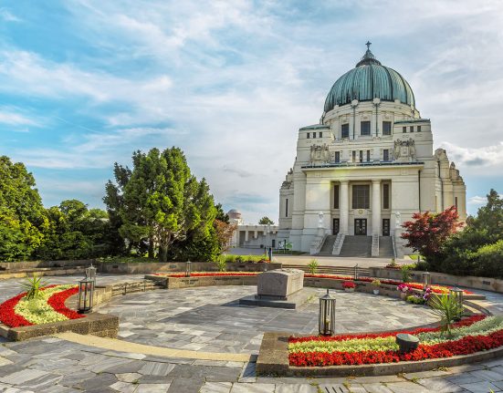 Außenansicht der Friedhofskirche zum heiligen Karl Borromäus am Wiener Zentralfriedhof