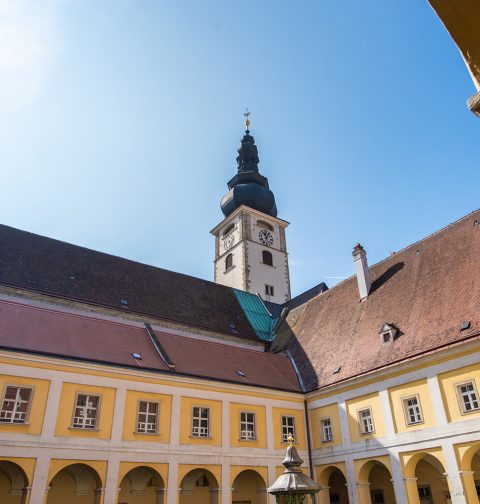 Blick vom Innenhof auf den Turm des Doms zu St. Pölten