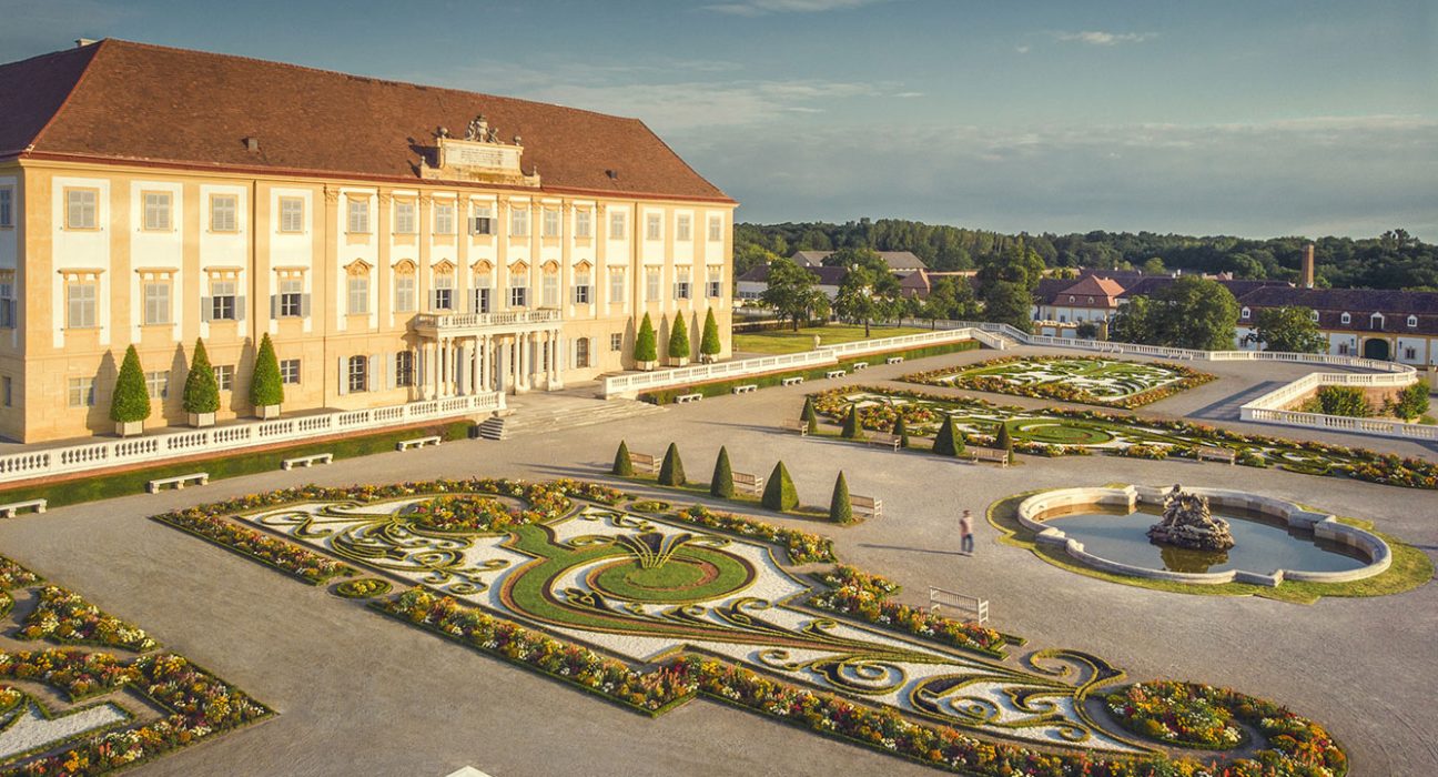 Sicht auf Schloss Hof und Gärten