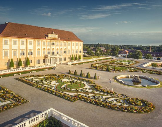 Sicht auf Schloss Hof und Gärten