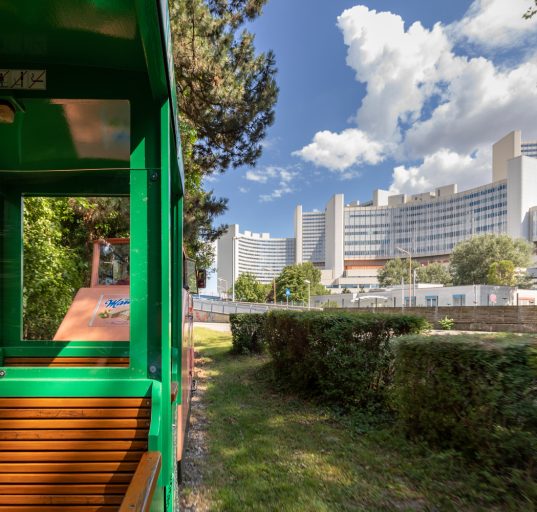 Blick aus der Donauparkbahn auf die UNO-City