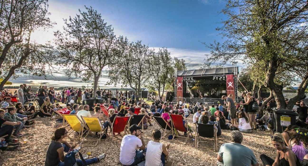 Besucher am Festivalgelände Bildein und Sicht auf Bühne