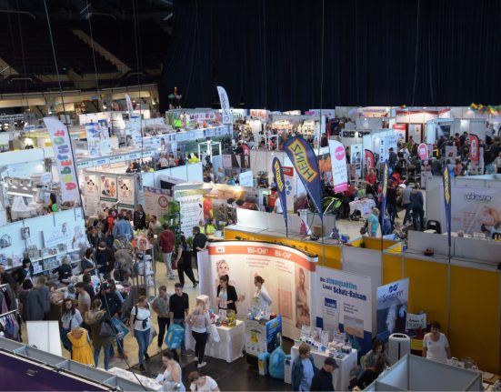 BabyExpo Messe mit Besuchern und Ausstellern.