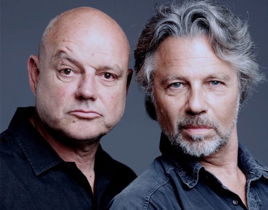 Die Schauspieler Wolfgang Böck und Adi Hirschal auf grauem Hintergrund.