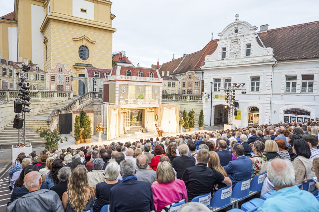 Publikum am Dr. Karl Renner Platz in Stockerau
