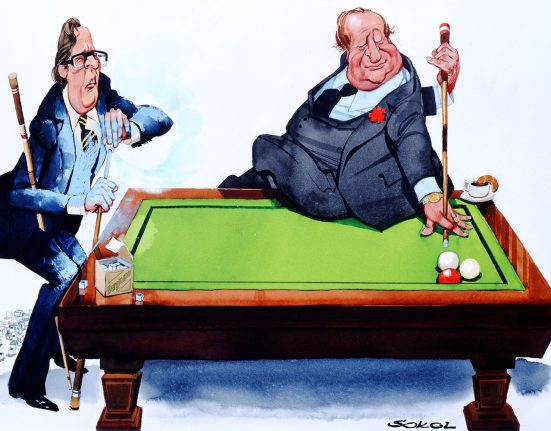 Cartoon von Erich Sokol mit Kreisky und Taus an einem Carambol-Tisch. Kreisky spielt souverän, Taus sieht zu und kreidet seinen Queue.