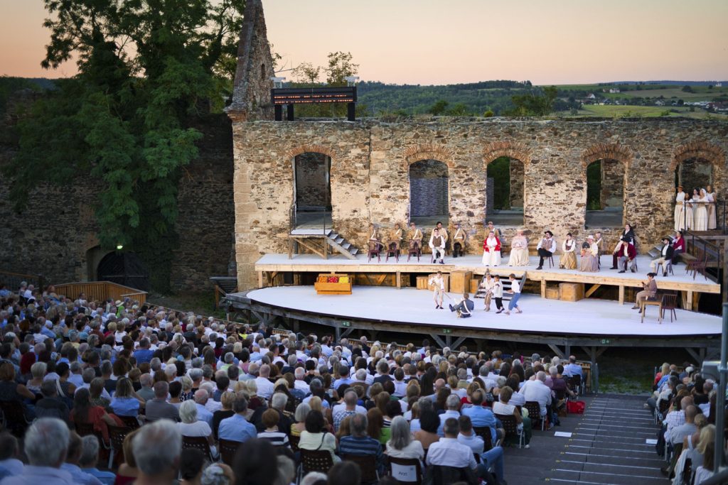 Sicht auf Bühne und Zuschauer in der Oper Burg Gars