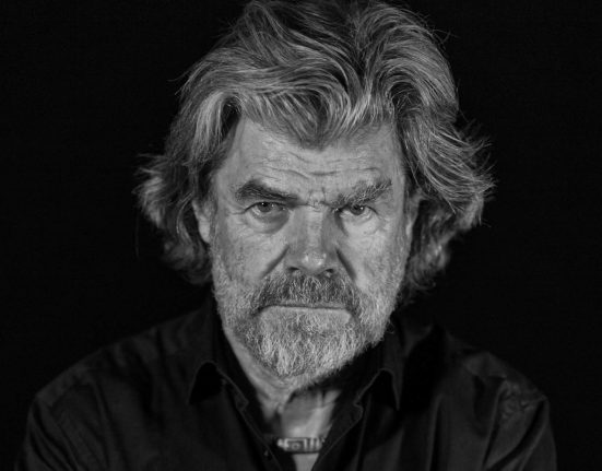 Bergsteiger Reinhold Messner in schwarz-weiß.