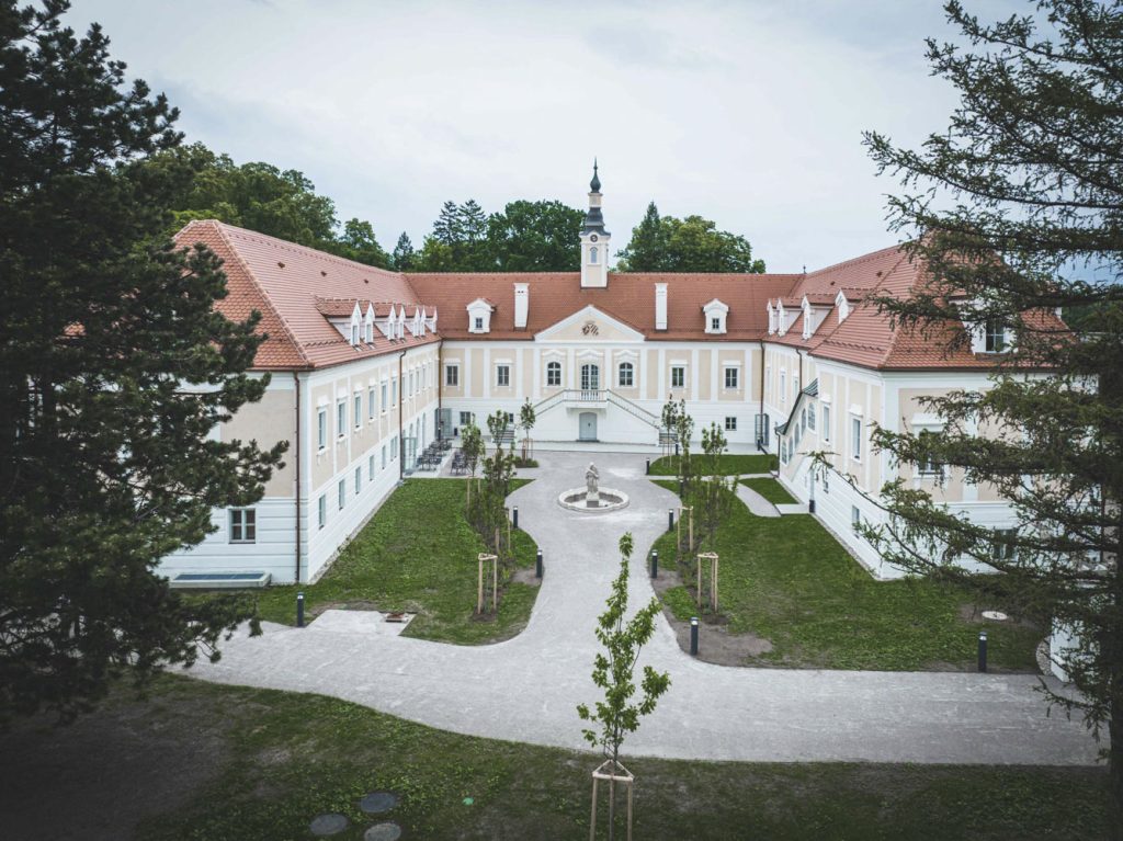 Sicht auf Schloss Haindorf von Außen