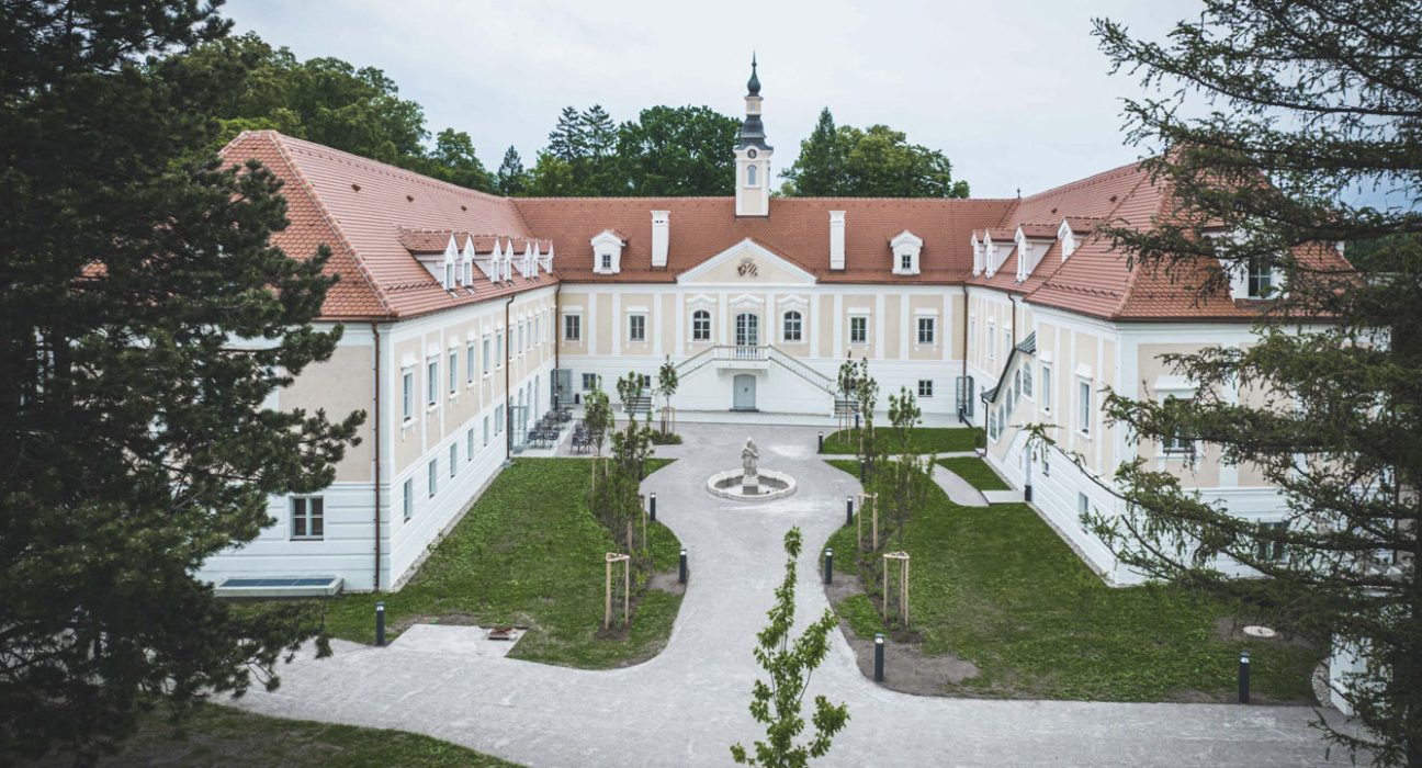 Sicht auf Schloss Haindorf von Außen