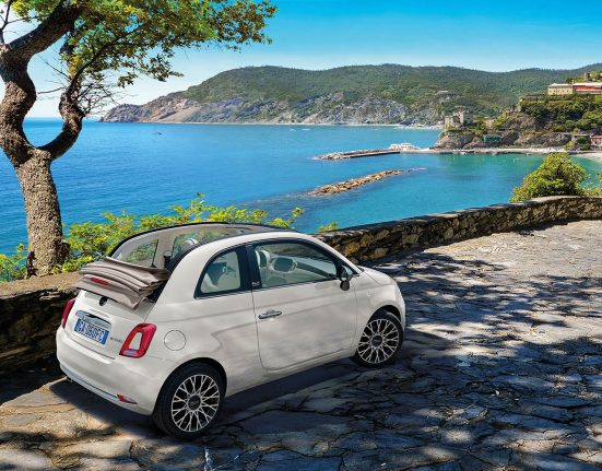Fiat 500 an einer malerischen Landschaft neben dem Meer