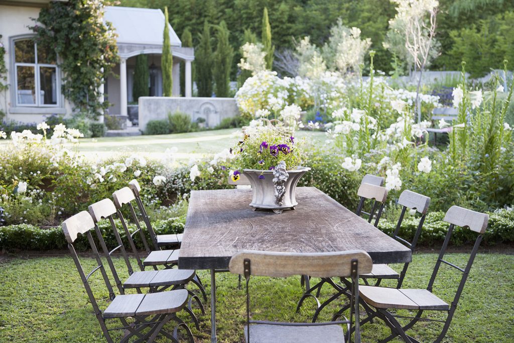 Blumentopf auf Tisch im Garten