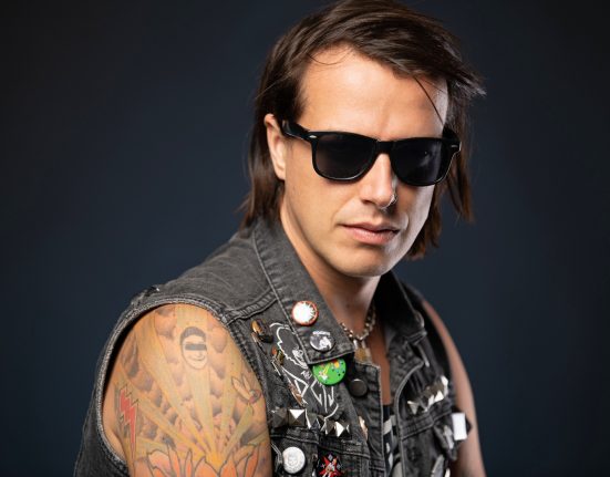 Portait von Marco Pogo auf schwarzem Hintergrund
