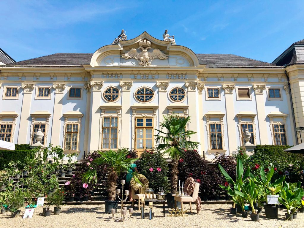 Schloss Halbturn mit Pflanzen im Innenhof
