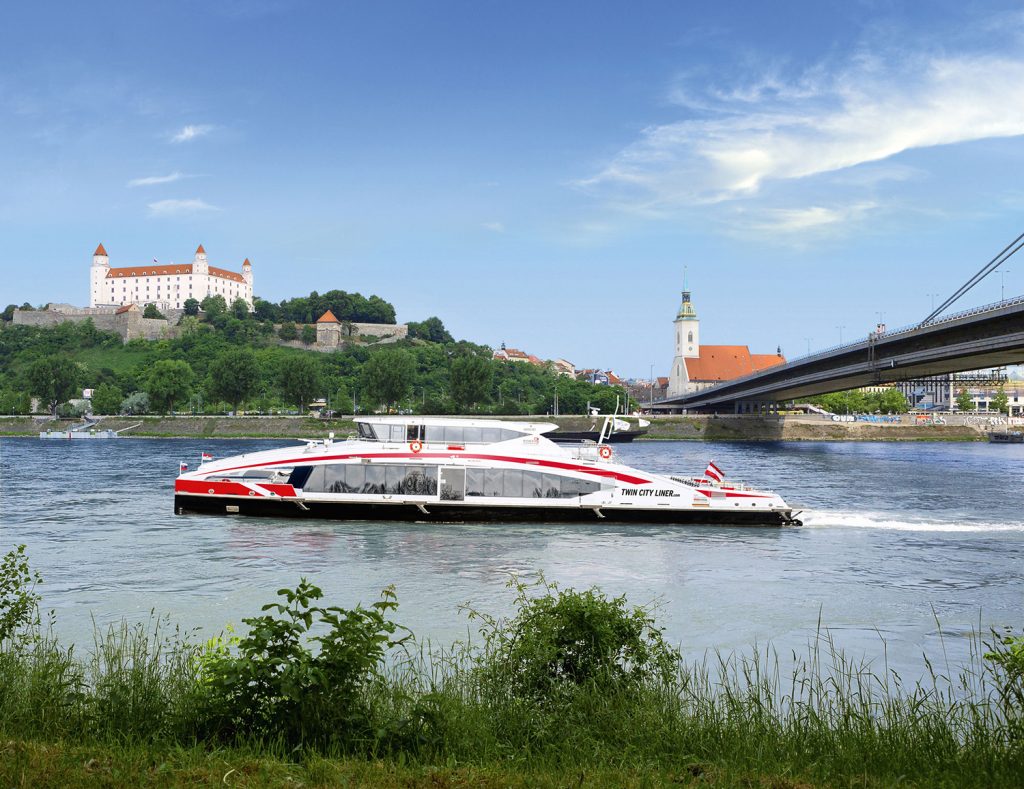 Der Twin City Liner auf der Donau vor der Burg von Bratislava