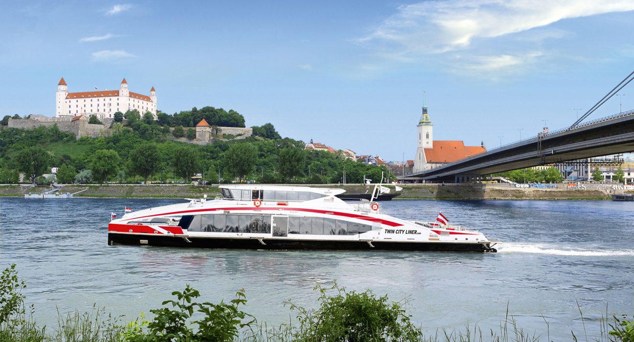 Der Twin City Liner auf der Donau vor der Burg von Bratislava