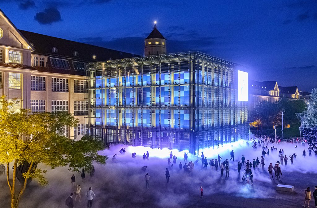 Das Karlsruher Zentrum für Kunst und Medien in blauer Beleuchtung