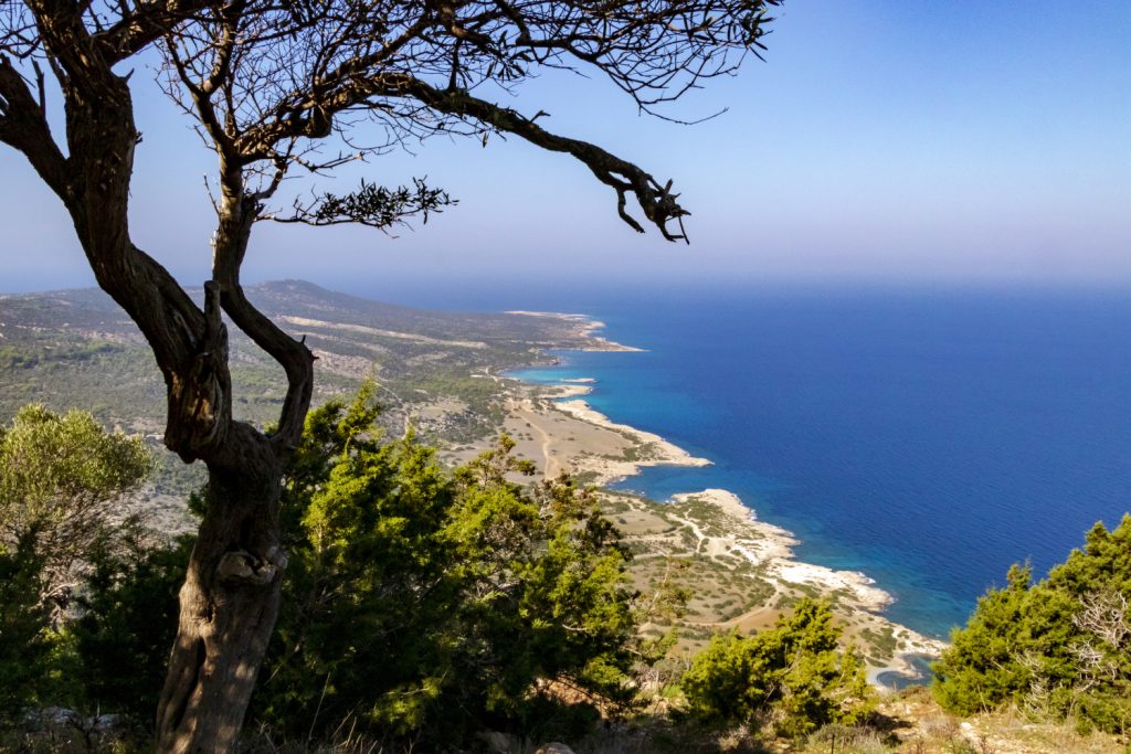 Blick von einem Hügel auf das Meer vor Zypern