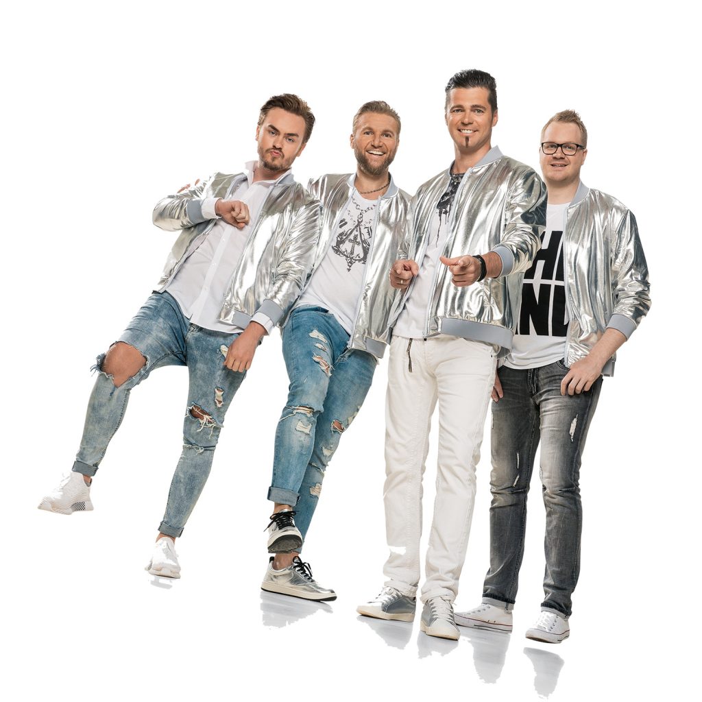 Die vier Mitglieder der Band Nordwand in Jeans und mit metallischen silbernen Jacken vor weißem Hintergrund.
