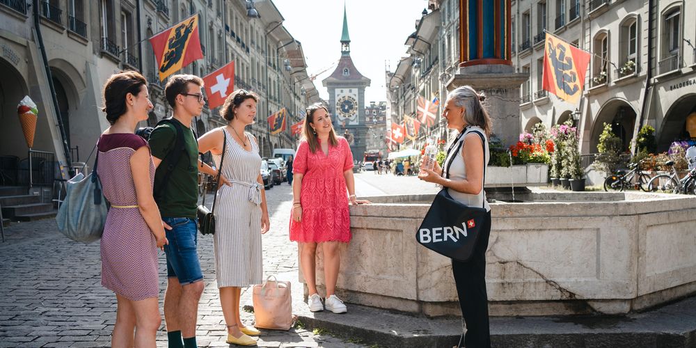 Eine kleine Gruppe mit ihrer Führerin in Berns Altstadt