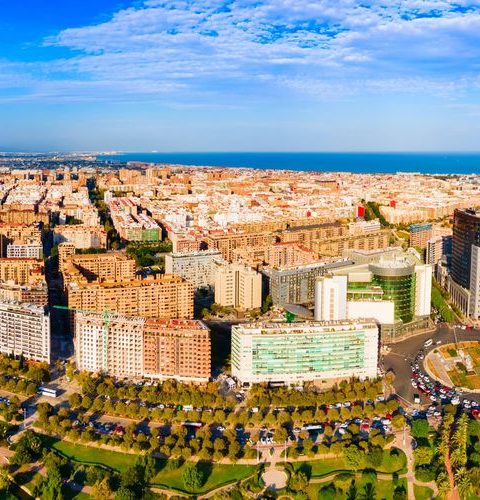 Valencia von oben mit Blick über die Stadt bis zum Meer
