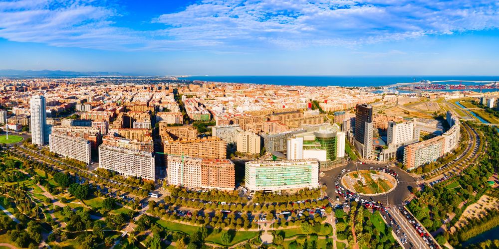 Valencia von oben mit Blick über die Stadt bis zum Meer