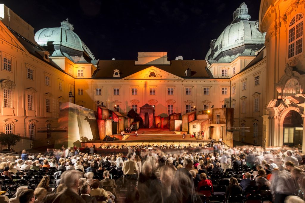 Der Kaiserhof des Stiftes Klosterneuburg während einer Opernaufführung. Heuer wir Don Carlo gegeben. © Roland Ferrigato