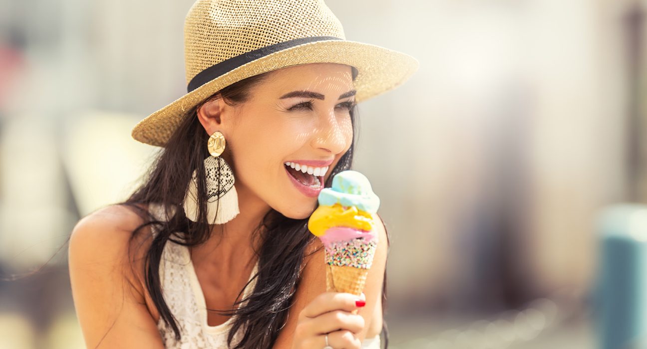 Frau am einem Sommertag mit Eis in der Hand