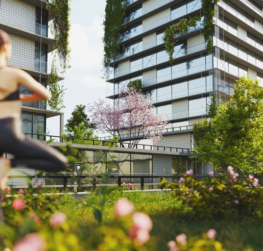 Frau macht Yoga auf einer grünen Terrasse mit Blick auf begrünte Fassaden umliegender Häuser
