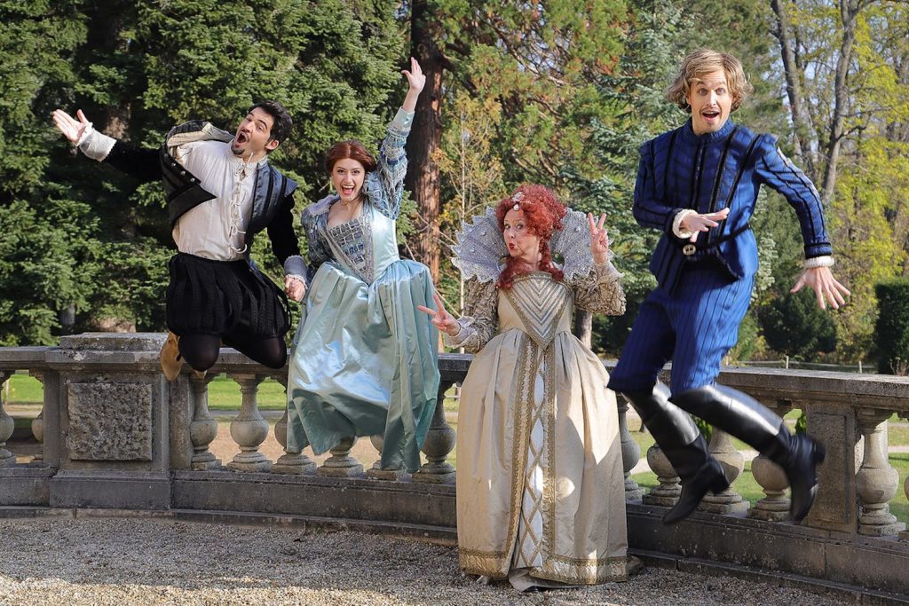 Vier Schauspieler (2 Frauen, 2 Männer) posen als Shakespeare Ensemble kostümiert in einem Schlosspark. © Martin Hesz