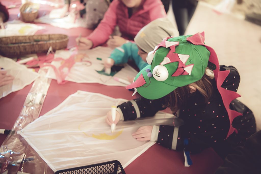 Kinder beim Basteln eines Drachens