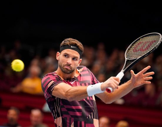 Tennispieler Grigor Dimitrov während dem Schlag mit Ball im Bild