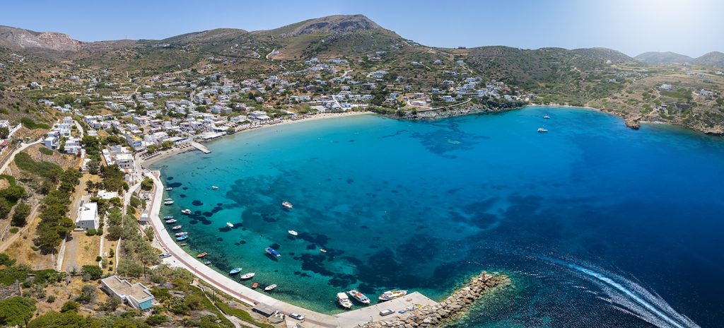 Blick in die Bucht und auf das Dorf Kini auf der Kykladen-Insel Syros