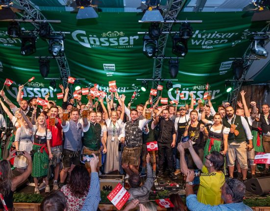 Feiernde Menge bei der Kaiser Wiesn
