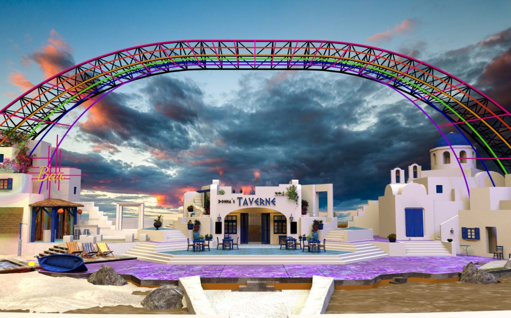 Das Bühnenbild der Seefestspiele Mörbisch vom Stück Mamma Mia! mit griechischen Gebäuden. Am linken Rand befindet sich eine Bar in der Mitte eine Taverne. Der Himmel ist dunkelblau bis orange gefärbt.