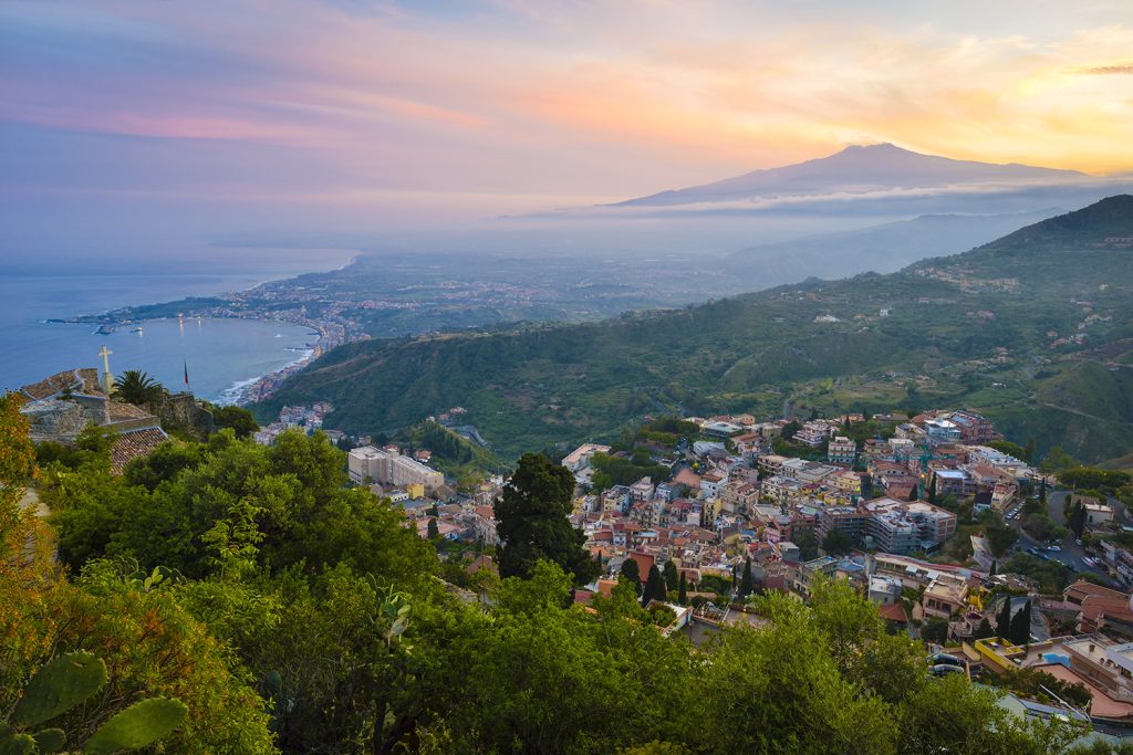 Blick auf den Ort Taormina auf Sizilien mit dem Ätna im Hintergrund