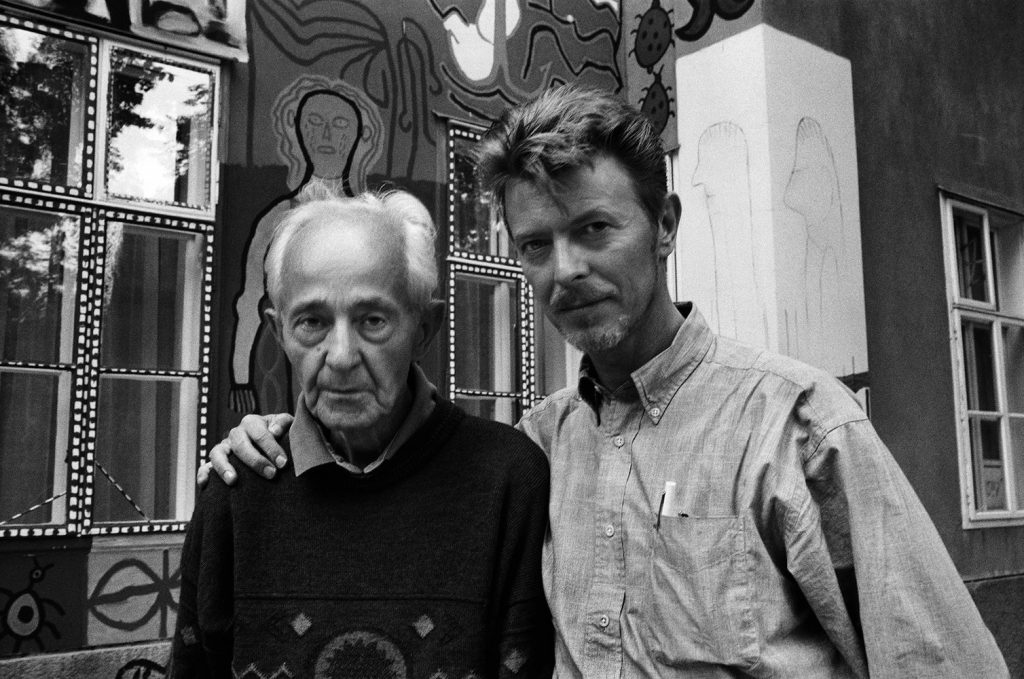 Oswald Tschirtner (links) und David Bowie vor dem Haus der Künstler © Christine de Grancy, Courtesy Galerie Crone, Berlin Wien