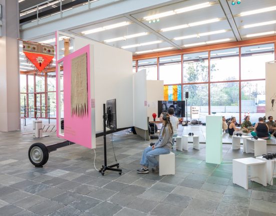 Ausstellungsraum „Über das Neue“ im Belvedere 21 mit BesucherInnen am Boden oder auf Hockern © Johannes Stoll / Belvedere, Wien