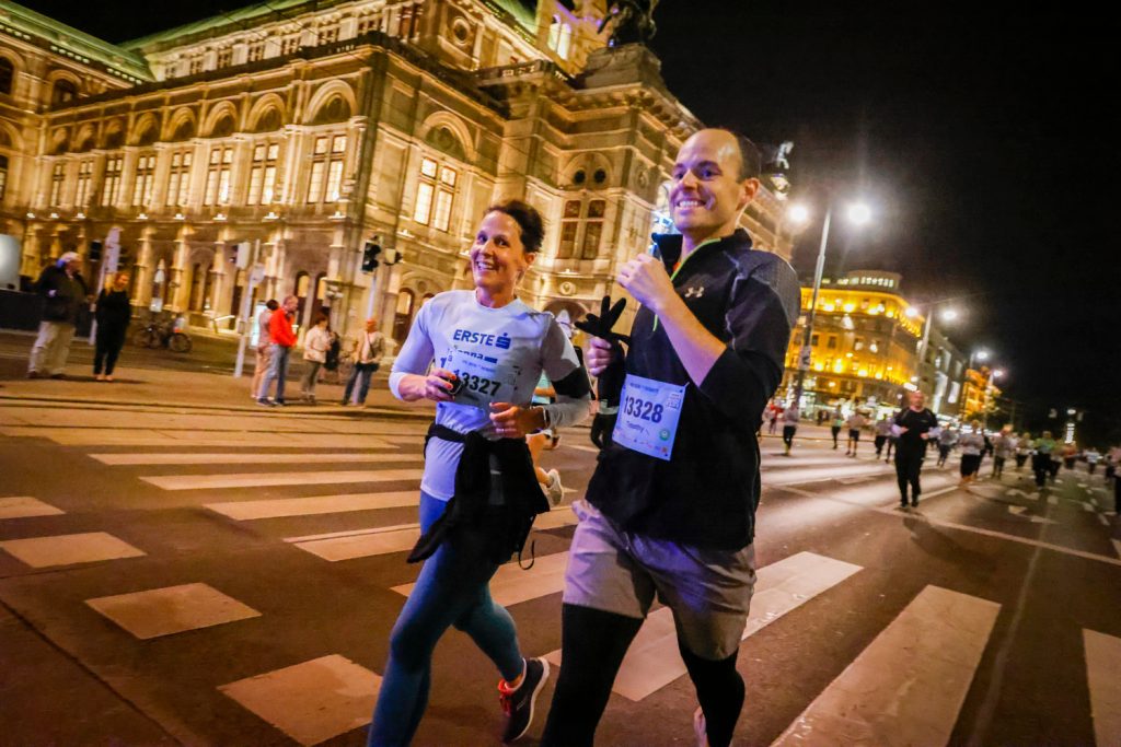 Zwei TeilnehmerInnen beim Laufen während des Vienna Night Runs