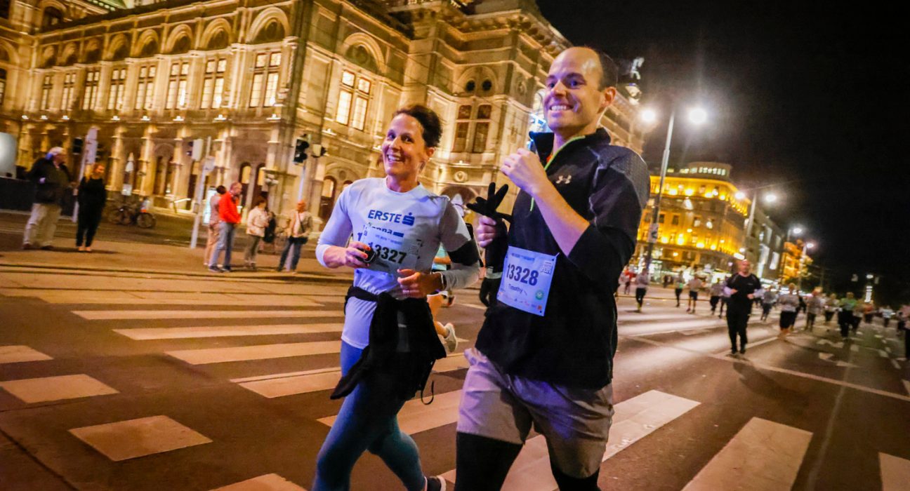 Zwei TeilnehmerInnen beim Laufen während des Vienna Night Runs