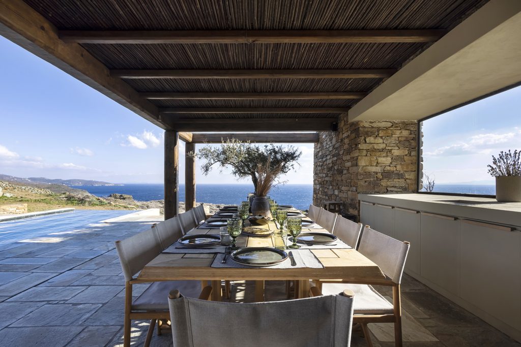 Gedeckter Tisch auf einer Terrasse der Villa Enyalos auf der Insel Tinos mit Blick auf das Meer