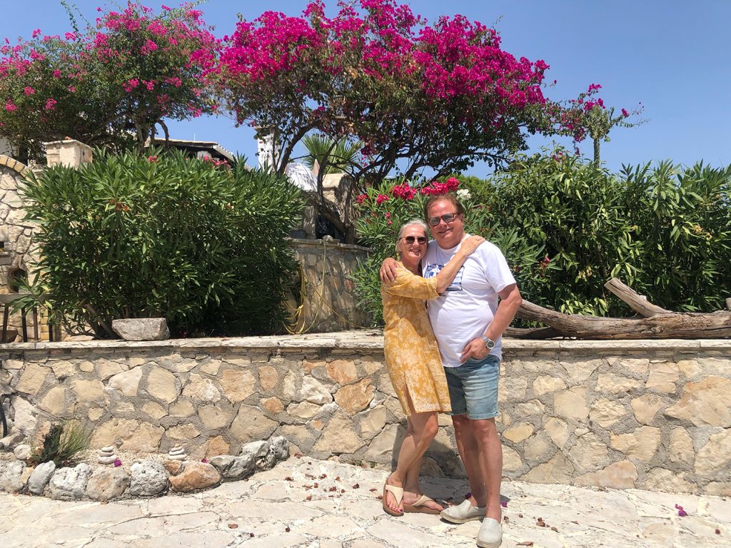 Ewald Pfleger mit Gattin auf Zakynthos vor einem Haus mit grünem Garten