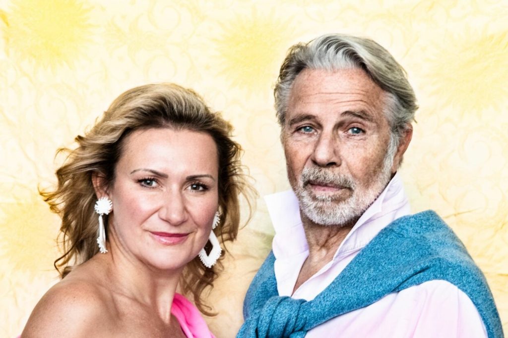 Eine Frau und ein Mann schauen in die Kamera. Man sieht erst auf den zweiten Blick, dass der Mann ein blaues Auge hat. (Kultursommer Laxenburg) © Sabine Hauswirth