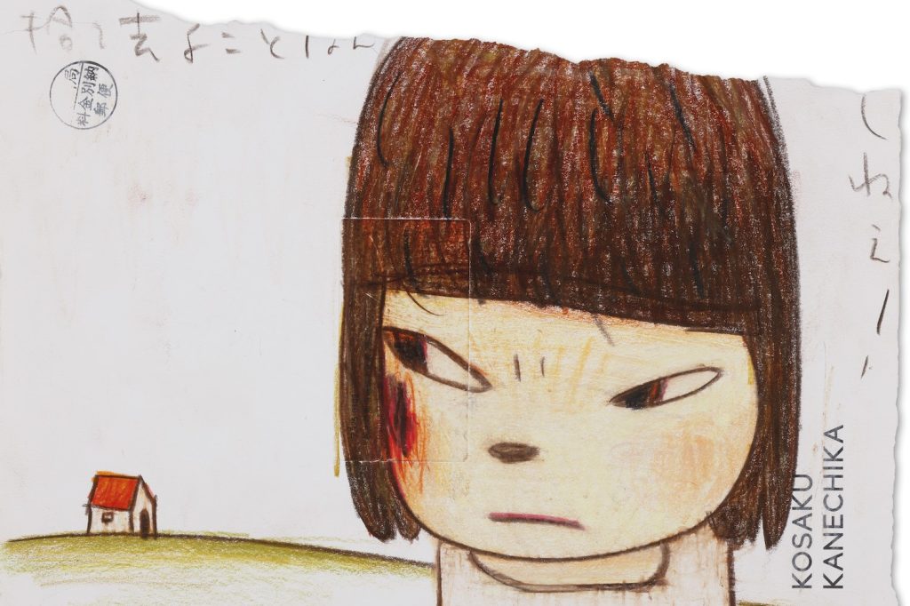 Ein mit Bundtsift gezeichnetes Mädchen, auf der Wange eine Verletzung, im Hintergrund ein Haus auf einer Wiese © Yoshitomo Nara, Foto: Keizo Kioku