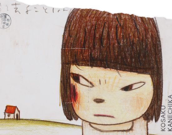 Ein mit Bundtsift gezeichnetes Mädchen, auf der Wange eine Verletzung, im Hintergrund ein Haus auf einer Wiese © Yoshitomo Nara, Foto: Keizo Kioku